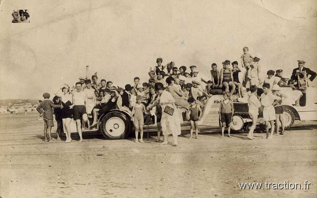 1928_00_00 0074.jpg - 00/00/1928 - DEAUVILLE (Calvados) Véhicule Citroën de la croisière Jaune en démonstration sur la plage Raymond et Marie-Claire LÉVÊQUE (à identifier à partir de l'encadré en haut à gauche)
